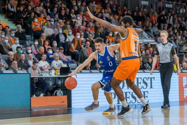 随着转会窗 随着转会窗